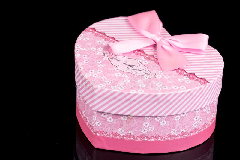 Roze hart gevormde doos boven zwarte achtergrond met bezinningen royalty-vrije stock afbeeldingen Roze hart gevormde doos boven zwarte achtergrond met bezinningen royalty-vrije stock afbeeldingen