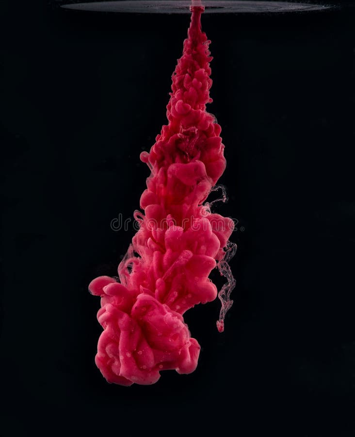 Roze inkt in water op een zwarte achtergrond Kleurenontploffing stock foto Roze inkt in water op een zwarte achtergrond Kleurenontploffing stock foto