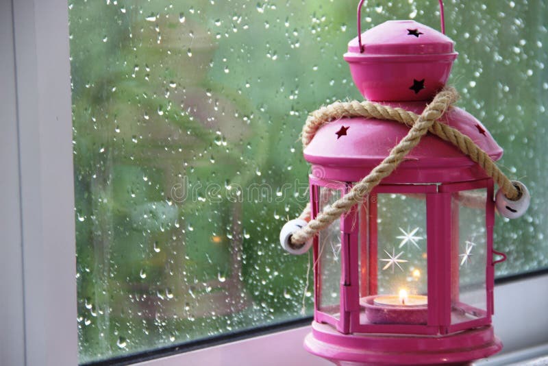 roze lantaarn met een brandende kaars op het venster op een regenachtige de zomerdag, selectieve nadruk, close-up, ruimte voor te stock afbeeldingen roze lantaarn met een brandende kaars op het venster op een regenachtige de zomerdag, selectieve nadruk, close-up, ruimte voor te stock afbeeldingen