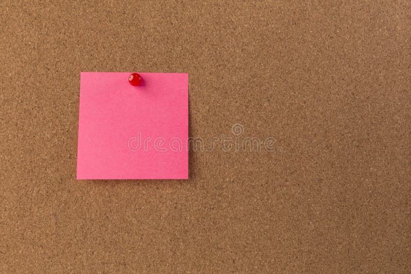 Roze Leeg kleverig die nota'srood in bruine corkboard wordt gespeld Sluit omhoog stock afbeeldingen Roze Leeg kleverig die nota'srood in bruine corkboard wordt gespeld Sluit omhoog stock afbeeldingen