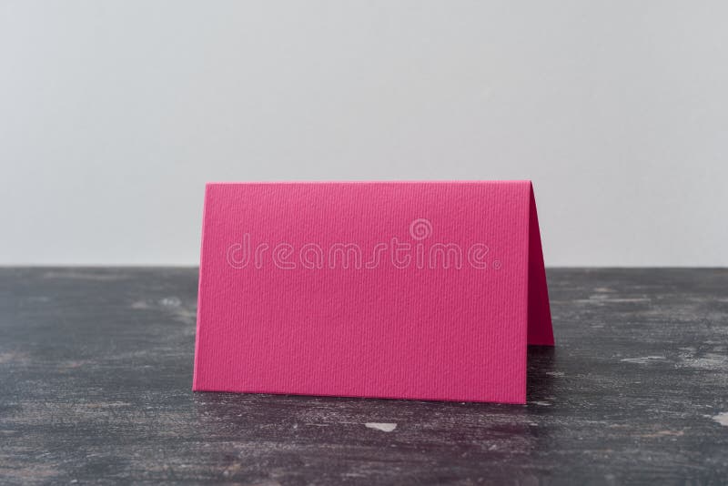Roze lege kaart op donkere lijst Lichte achtergrond stock foto's Roze lege kaart op donkere lijst Lichte achtergrond stock foto's