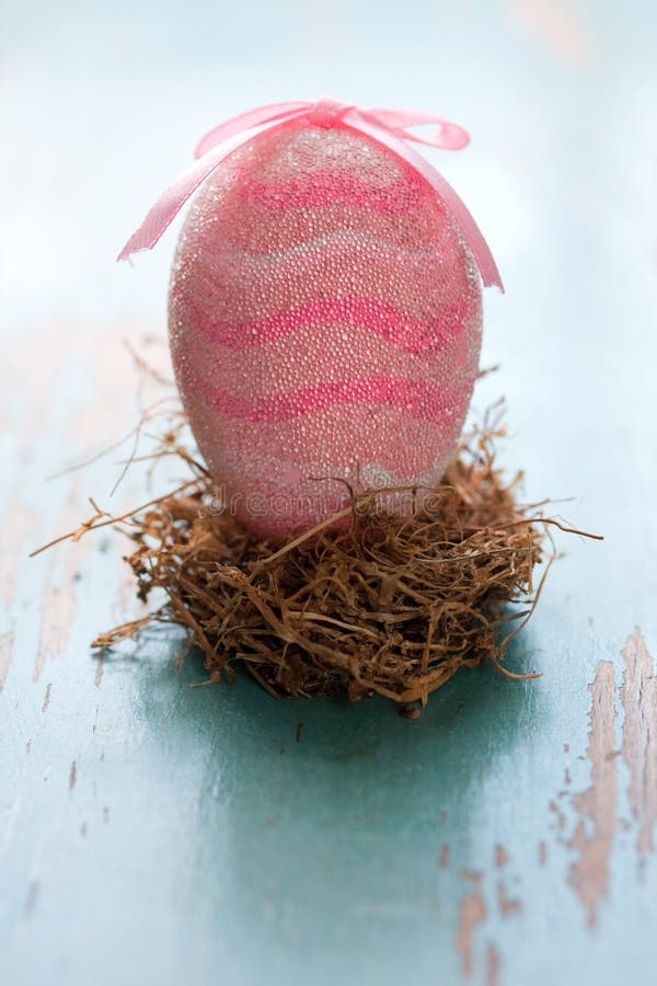 Roze paasei stock afbeeldingen