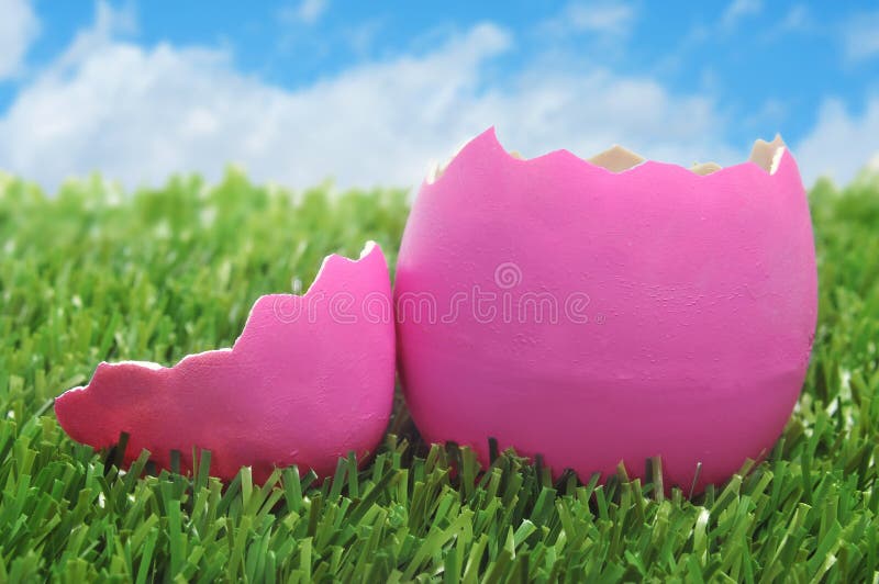 Roze paasei op het gras stock fotografie