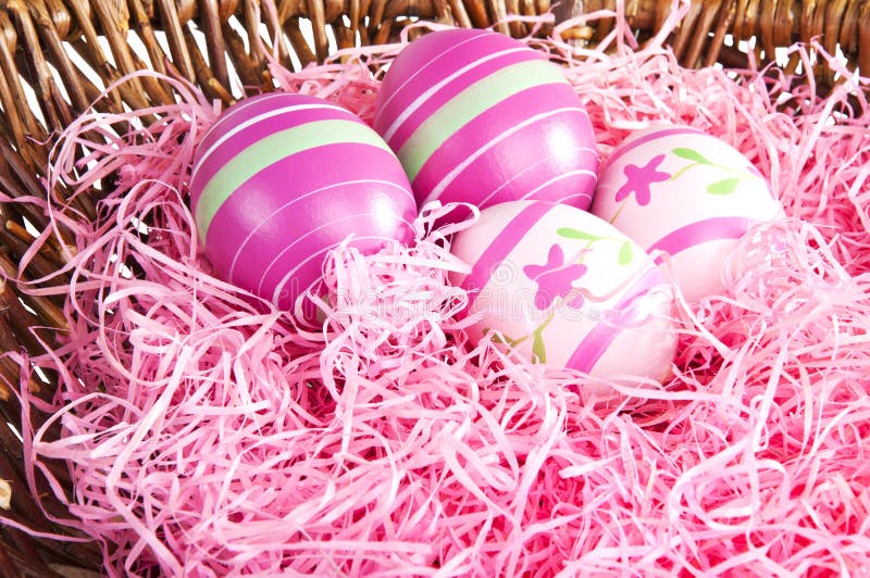 Roze paaseieren in een nest stock fotografie