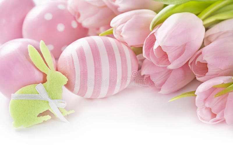 Roze paaseieren en tulpen royalty-vrije stock afbeelding