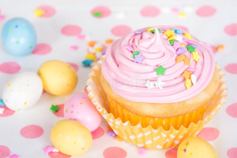 Roze paascupcake met snoepjes en strooisel royalty-vrije stock afbeeldingen