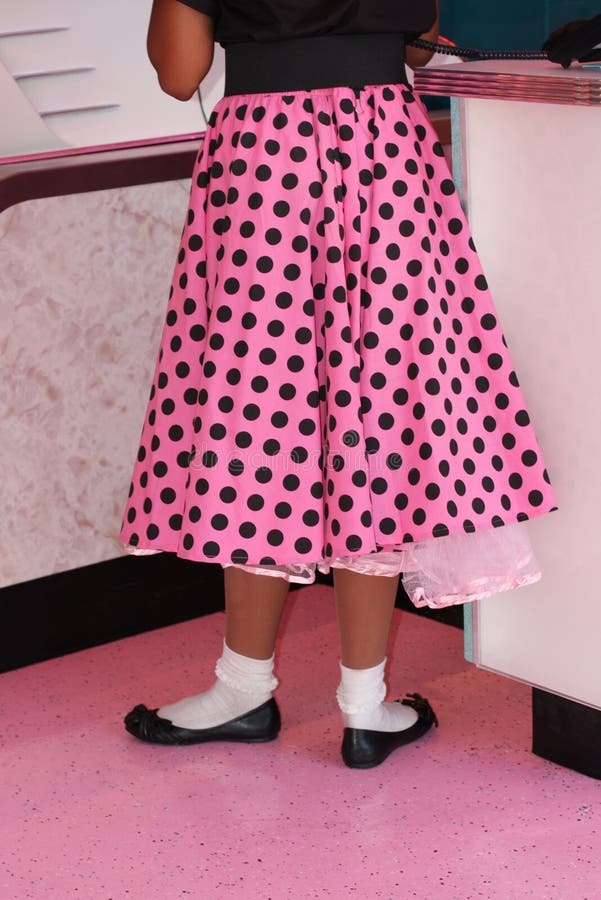 Roze polka gestippelde poedelrok stock fotografie Roze polka gestippelde poedelrok stock fotografie