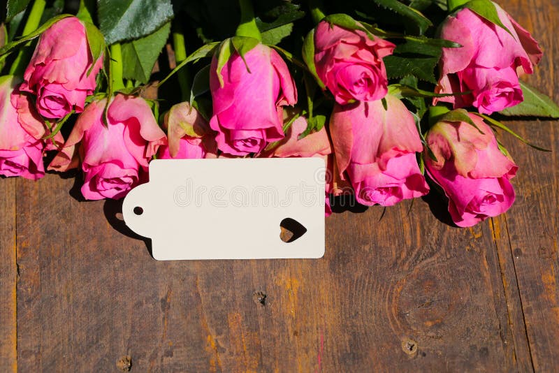 Roze rozen op houten achtergrond, exemplaarruimte, moedersdag, verjaardag stock foto's Roze rozen op houten achtergrond, exemplaarruimte, moedersdag, verjaardag stock foto's
