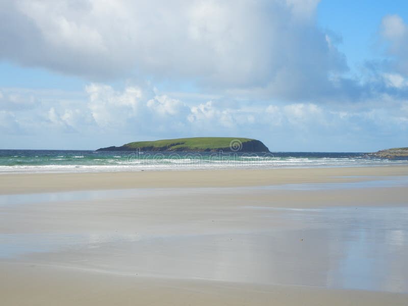 Roze strand en blauwe hemel in Ierland stock foto's Roze strand en blauwe hemel in Ierland stock foto's