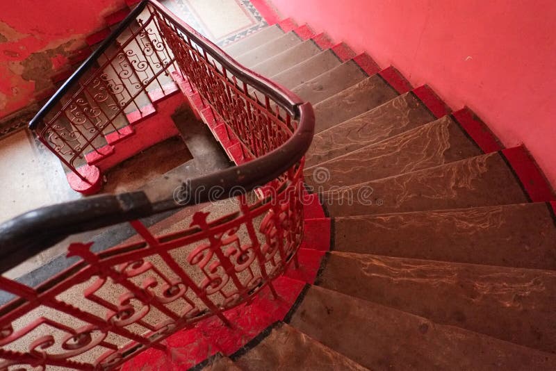 Roze wenteltrap in het oude huis met roze muren stock fotografie Roze wenteltrap in het oude huis met roze muren stock fotografie