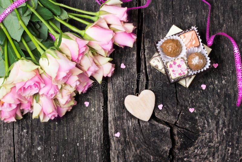 Rozen en chocolade voor de Dag van Valentine stock afbeeldingen Rozen en chocolade voor de Dag van Valentine stock afbeeldingen