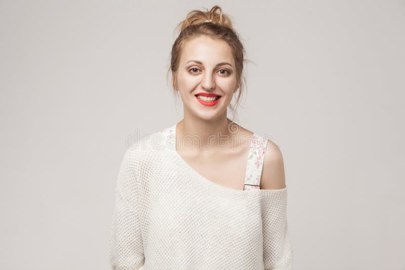 Roześmiana młoda blondynki kobieta patrzeje kamerę i toothy uśmiech fotografia royalty free Roześmiana młoda blondynki kobieta patrzeje kamerę i toothy uśmiech fotografia royalty free