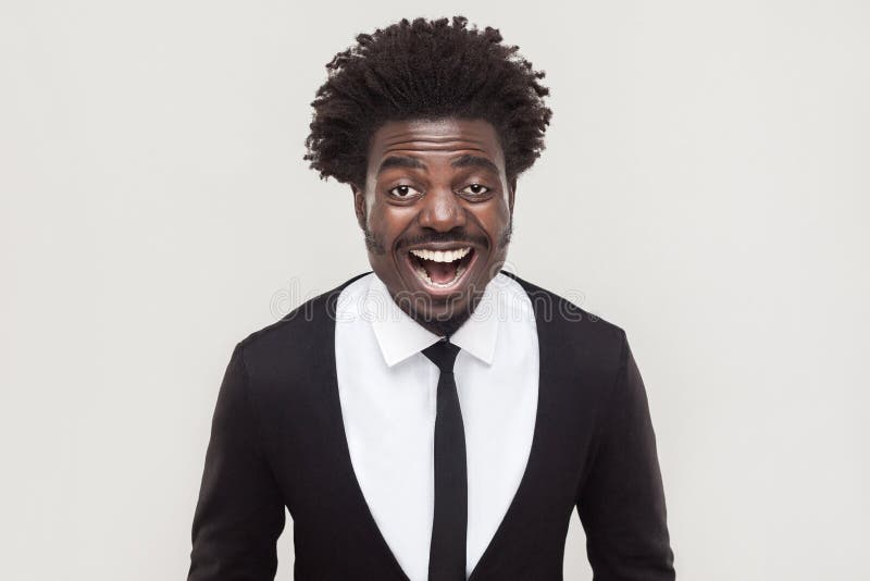 Roześmiany afro biznesmen patrzeje kamerę i toothy ono uśmiecha się obrazy stock Roześmiany afro biznesmen patrzeje kamerę i toothy ono uśmiecha się obrazy stock