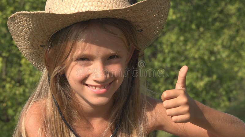 Roześmiany dziecka Relaksować Plenerowy na trawie, Szczęśliwa dziewczyna, dzieciak twarzy portret, natura obraz royalty free Roześmiany dziecka Relaksować Plenerowy na trawie, Szczęśliwa dziewczyna, dzieciak twarzy portret, natura obraz royalty free