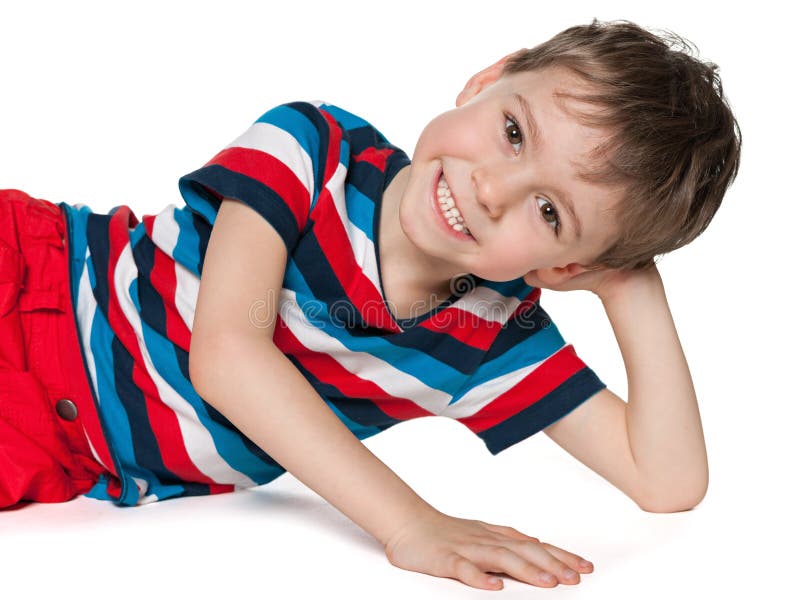 Roześmiany preschool chłopiec odpoczywać zdjęcie stock Roześmiany preschool chłopiec odpoczywać zdjęcie stock