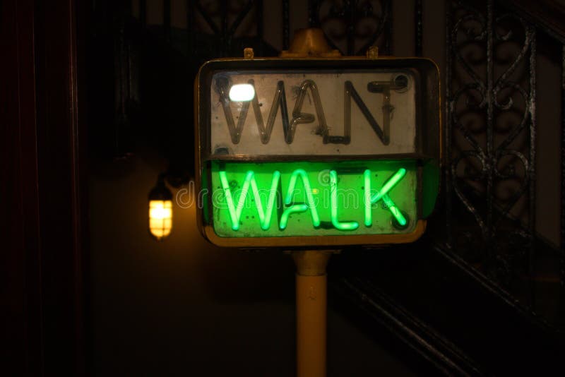 Rozjarzony Zielony Zwyczajny Crosswalk znak zdjęcie stock Rozjarzony Zielony Zwyczajny Crosswalk znak zdjęcie stock