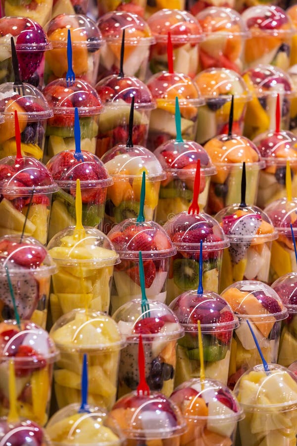 Rozmaitość rodzaje świeże owoc w plastikowych filiżankach przygotowywa dla smoothie piją zdjęcia royalty free Rozmaitość rodzaje świeże owoc w plastikowych filiżankach przygotowywa dla smoothie piją zdjęcia royalty free
