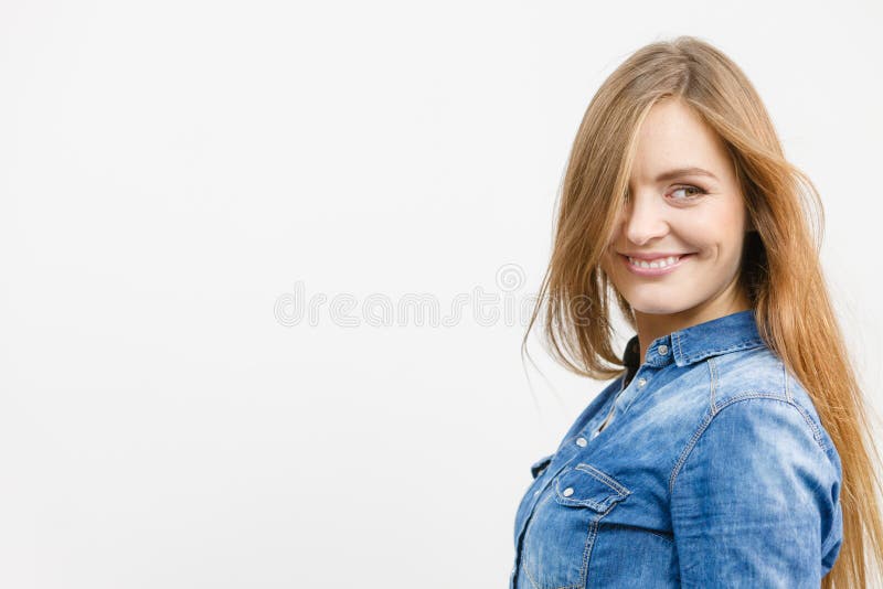Rozochocona młoda dama jest uśmiechnięta fotografia stock Rozochocona młoda dama jest uśmiechnięta fotografia stock
