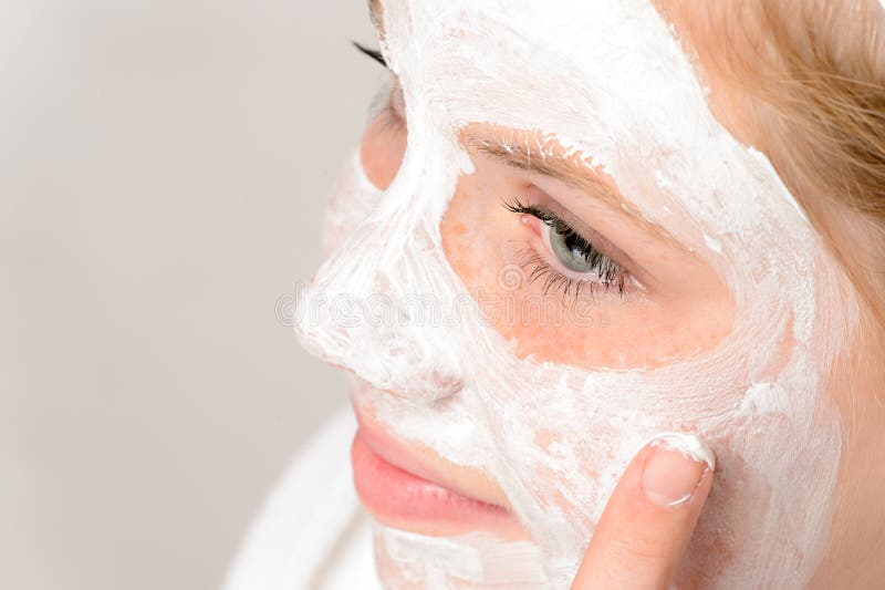 Rozochocona nastolatek dziewczyna używa twarzy maski cleaning obrazy royalty free Rozochocona nastolatek dziewczyna używa twarzy maski cleaning obrazy royalty free