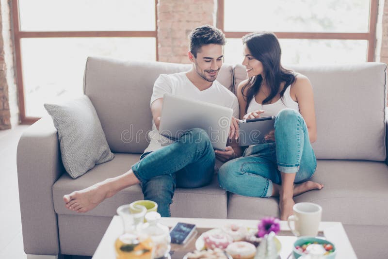 Rozochocona szczęśliwa para robi online zakupy w internecie przy ho