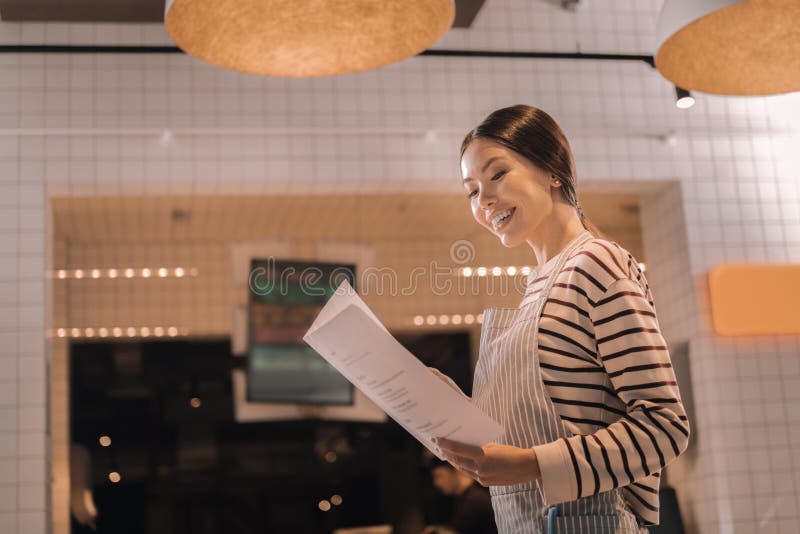 Rozochocony gościnność kierownik studiuje menu nowa restauracja zdjęcia royalty free Rozochocony gościnność kierownik studiuje menu nowa restauracja zdjęcia royalty free