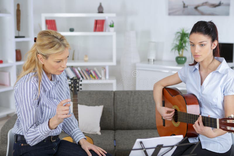 Rozochocony młody nastoletni muzyk bawić się gitarę zdjęcie stock Rozochocony młody nastoletni muzyk bawić się gitarę zdjęcie stock