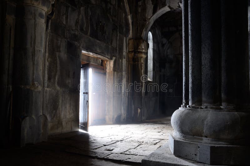 Rozpieczętowany drzwi wśrodku antycznego kościół chrześcijańskiego, Sanahin monaster, u obrazy royalty free Rozpieczętowany drzwi wśrodku antycznego kościół chrześcijańskiego, Sanahin monaster, u obrazy royalty free