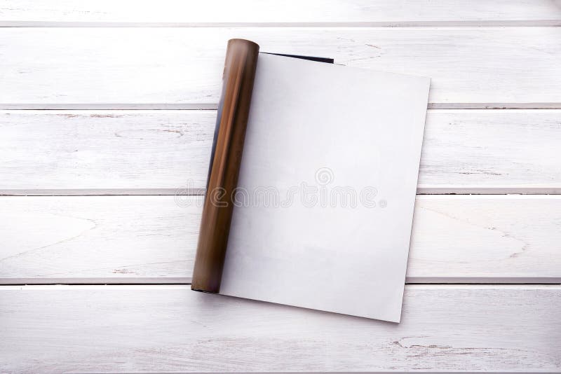 Rozpieczętowany pusty bielu egzamin próbny w górę magazyn strony na białej drewnianej zakładce