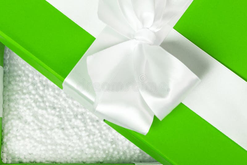 Rozpieczętowany zieleni fantazi pudełko wypełniał z białymi styrofoam piłkami Packin fotografia stock Rozpieczętowany zieleni fantazi pudełko wypełniał z białymi styrofoam piłkami Packin fotografia stock