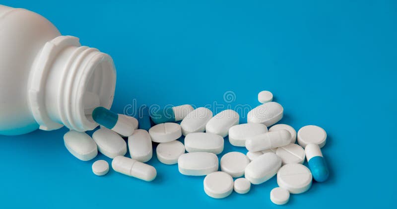 Rozrzucone białe pigułki na błękita stole Wyśmiewa w górę ofert specjalnych dla jako reklama, sieci tło lub inni pomysły, Medyczn zdjęcie stock Rozrzucone białe pigułki na błękita stole Wyśmiewa w górę ofert specjalnych dla jako reklama, sieci tło lub inni pomysły, Medyczn zdjęcie stock