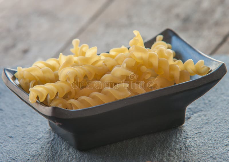 Rozsypiska Fusilli makaron fotografia stock Rozsypiska Fusilli makaron fotografia stock