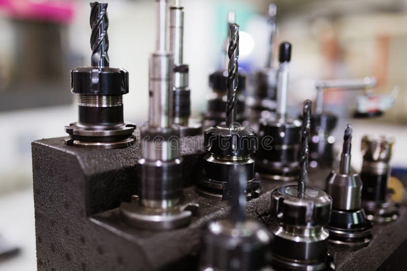 Rozsypisko skończeni metalu świderu narzędzia z ochronnym narzutem zdjęcie stock Rozsypisko skończeni metalu świderu narzędzia z ochronnym narzutem zdjęcie stock