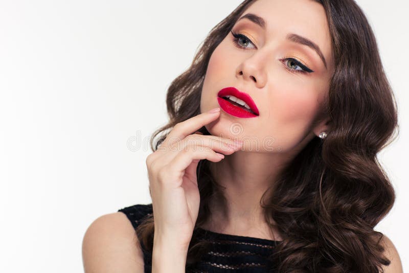 Rozważna atrakcyjna kędzierzawa kobieta z jaskrawym makeup w retro stylu obrazy royalty free Rozważna atrakcyjna kędzierzawa kobieta z jaskrawym makeup w retro stylu obrazy royalty free