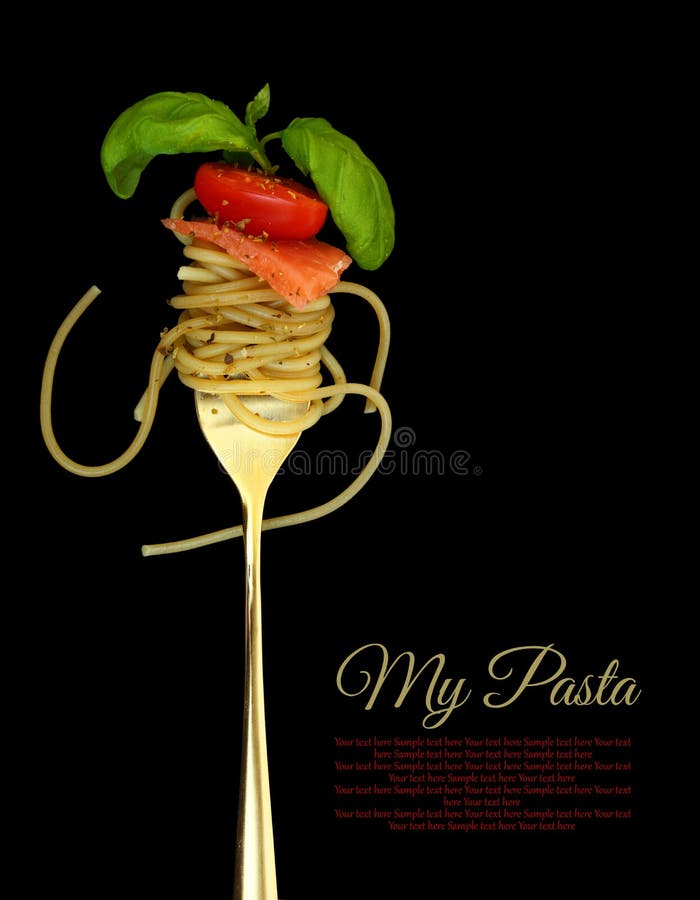 Rozwidla z spaghetti, pomidorem, łososiem i basilem, fotografia stock Rozwidla z spaghetti, pomidorem, łososiem i basilem, fotografia stock