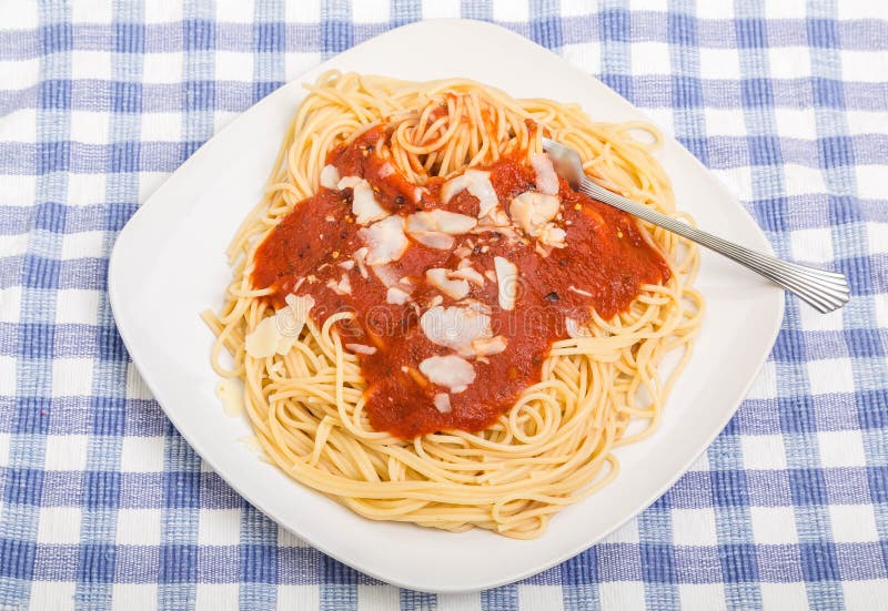 Rozwidlenie Twirling spaghetti z Pomidorowym kumberlandem, Parmezański i obrazy stock Rozwidlenie Twirling spaghetti z Pomidorowym kumberlandem, Parmezański i obrazy stock
