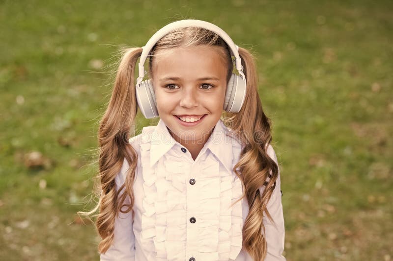 Rozwiń szanse sprzedaży Inspirowane muzyką Dziewczyna słuchająca muzyki nowoczesny gadżet Uroczy dzieciak wykorzystujący nowoczes