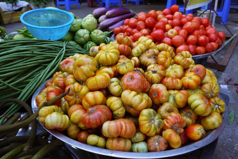 Roșii proaspete mici la standul local asiatic pentru alimente de stradă pe piața agricolă stock photo