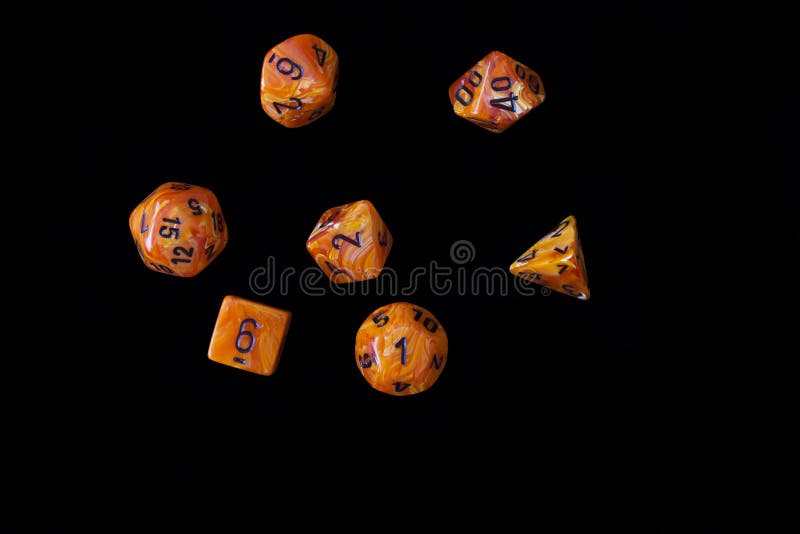 RPG pone dados naranjas para jugar a los juegos de rol en el terreno negro fotografía de archivo libre de regalías RPG pone dados naranjas para jugar a los juegos de rol en el terreno negro fotografía de archivo libre de regalías