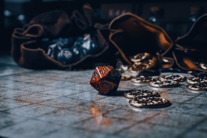 Atributos Do Jogo De Mesa RPG, Como Dados Poliédricos, Saco De Dados E  Poção, Em Uma Mesa De Madeira Na Luz Quente Foto Royalty Free, Gravuras,  Imagens e Banco de fotografias. Image