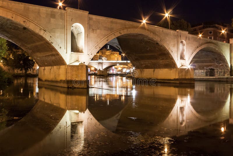 RRoma bro på den Tiber floden med Sant Angelo Castle på natten, med ljus och reflexioner royaltyfria foton RRoma bro på den Tiber floden med Sant Angelo Castle på natten, med ljus och reflexioner royaltyfria foton
