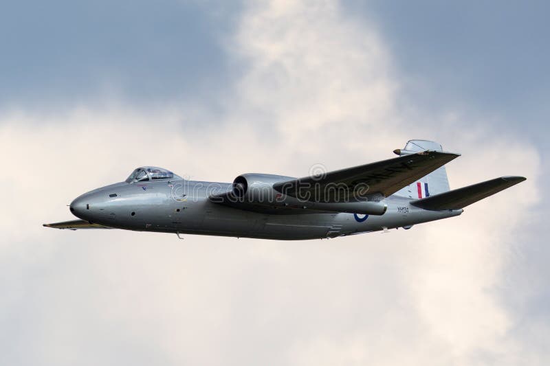 RRPP anteriores de Royal Air Force English Electric Canberra 9 aviones de reconocimiento fotográfico G-OMHD actuaron por la escua
