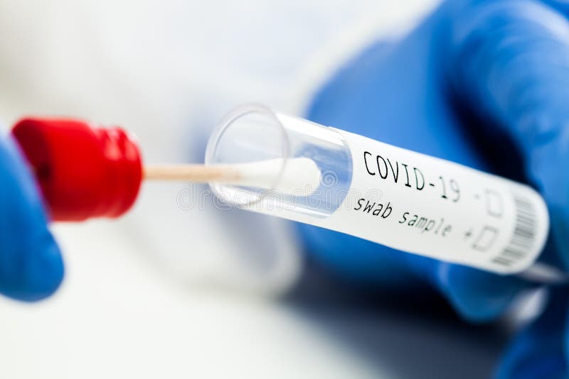 Rtpcr covid19 virussjukdomstest uk labbtekniker som bär ett blått skyddstest med svalg