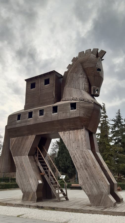 Estátua De Cavalo De Troia De Madeira Simbólica No Centro Da