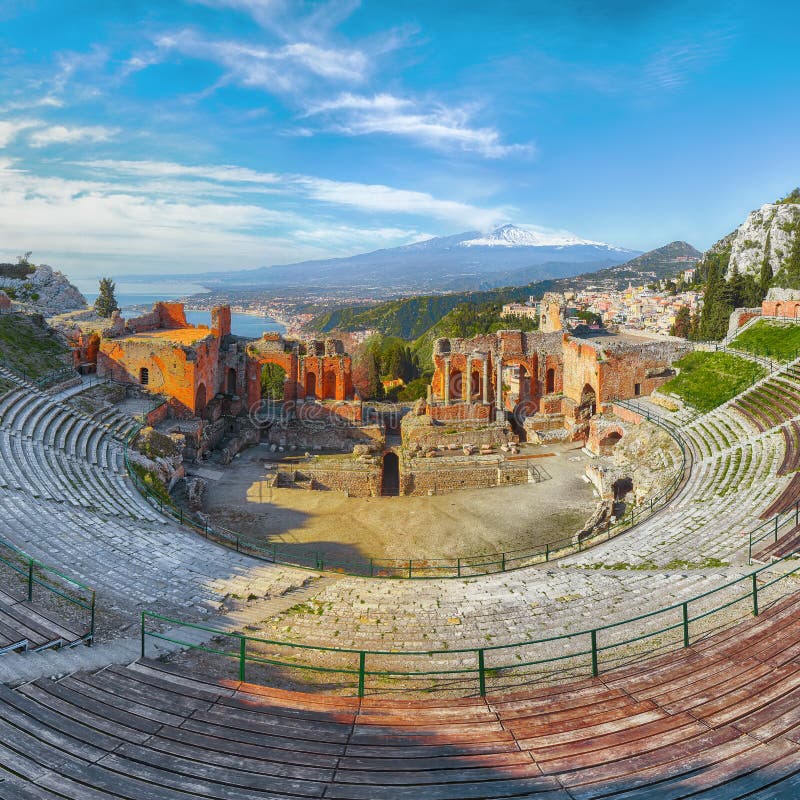 Ru?nas do teatro do grego cl?ssico no vulc?o de Taormina e de Etna no fundo imagem de stock royalty free Ru?nas do teatro do grego cl?ssico no vulc?o de Taormina e de Etna no fundo imagem de stock royalty free