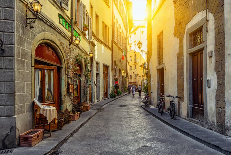Rua acolhedor estreita em Florença, Toscânia