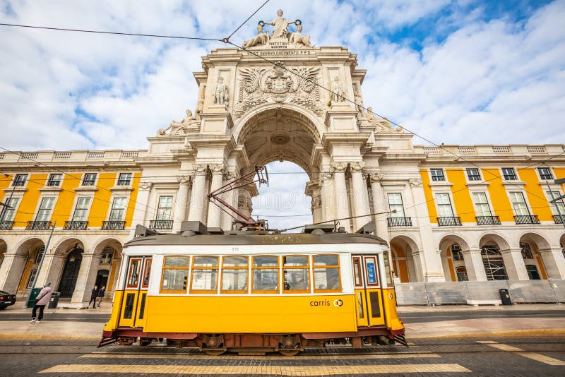 Rua Augusta båge och spårvagn i den historiska mitten av Lissabon i Portugal