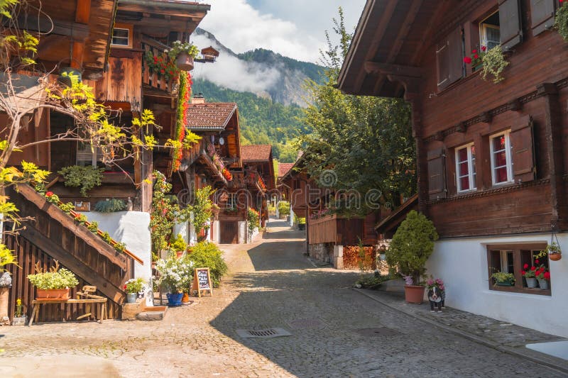 Brienz suíça 28 de agosto de 2022 : rua Brunngasse. esta rua foi votada como a mais bela da europa