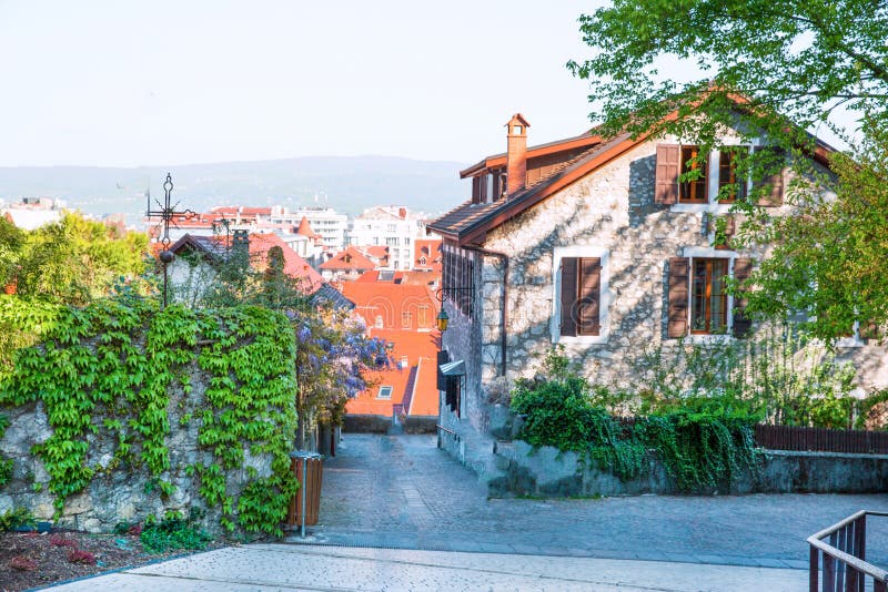 Rua calma na cidade velha em Annecy, França foto de stock Rua calma na cidade velha em Annecy, França foto de stock
