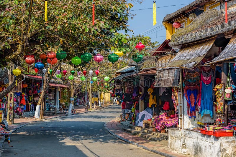 Rua colorida com as lojas em Hoi An Vietnam fotos de stock Rua colorida com as lojas em Hoi An Vietnam fotos de stock