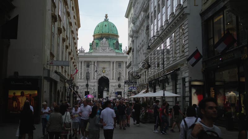 Rua Crowded Kohlmarkt e Palácio de Hofburg em Viena, Áustria